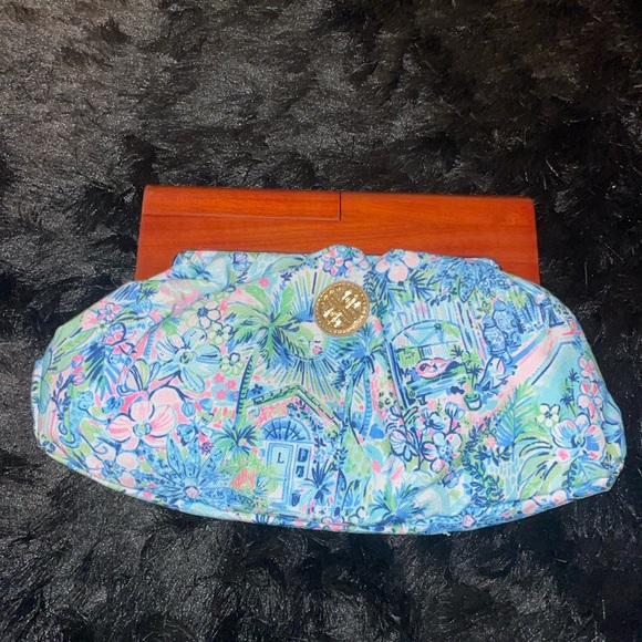 Lilly Pulitzer Handbags - Lilly Pulitzer limited edition purse